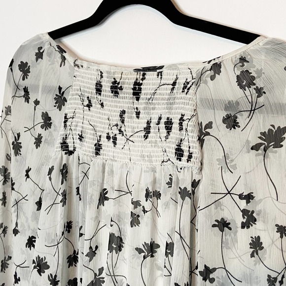 Princess Vera Wang blouse, white and black floral print blouse, Vera Wang blouse - Picture 8 of 8